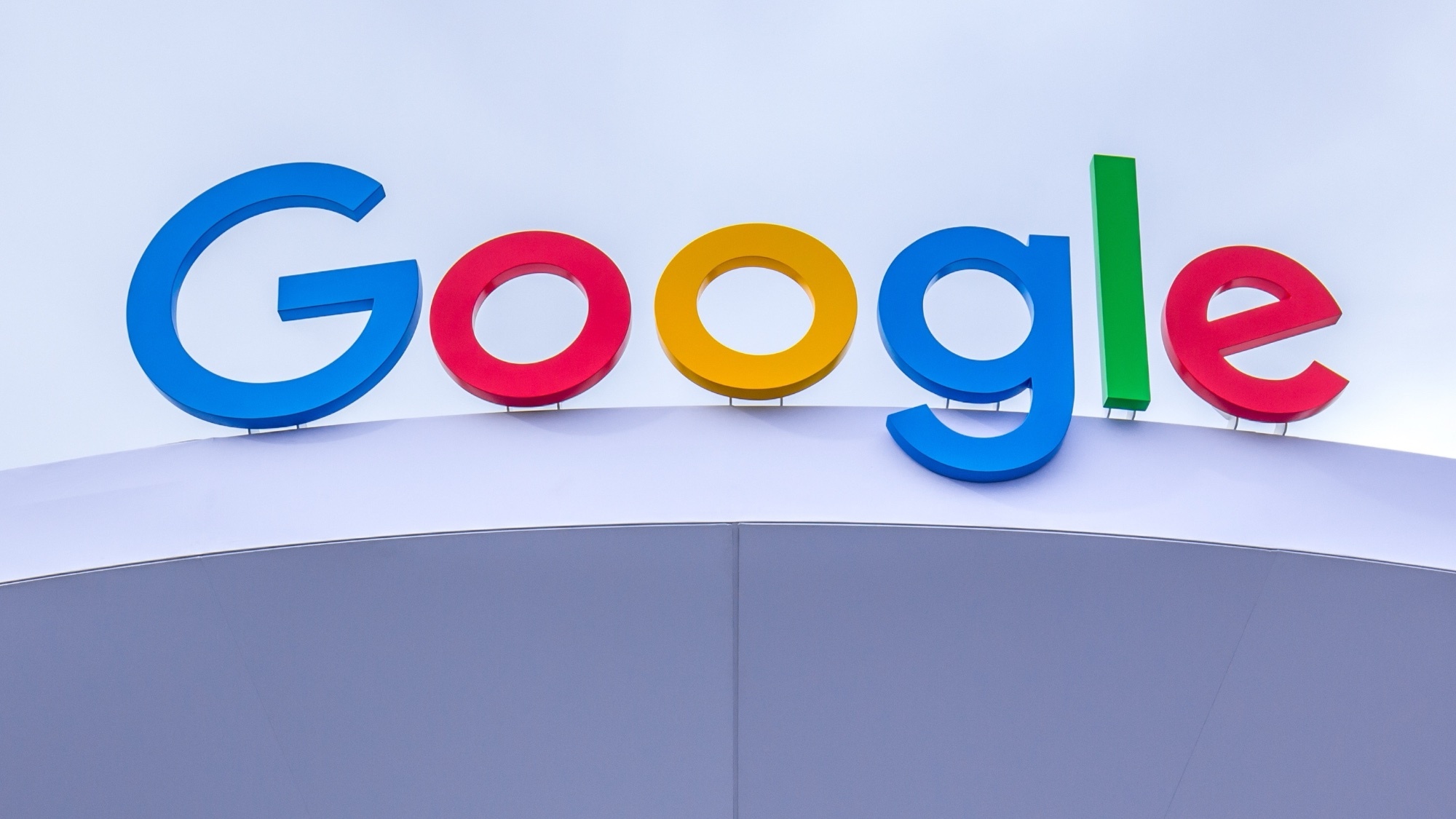 شعار Google على مبنى