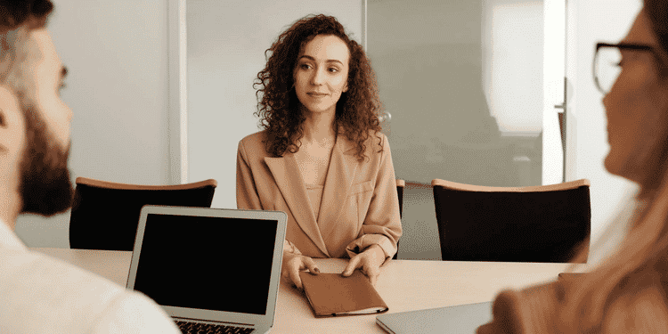 البحث عن معلومات حول القائم بإجراء المقابلة