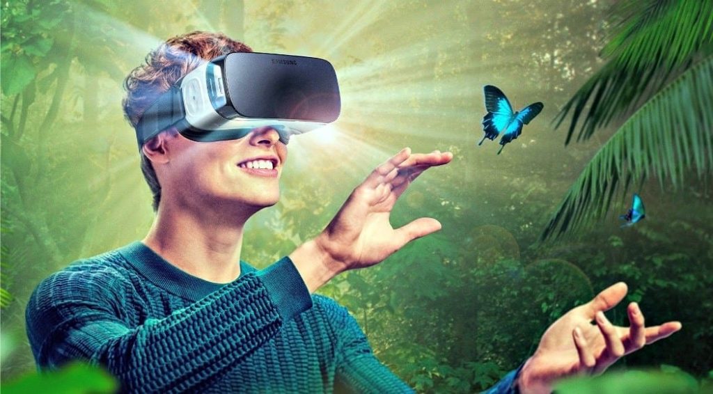 شخص يرتدي نظارة VR في غابة افتراضية