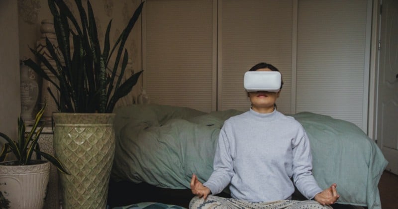 امرأة تقوم بمُمارسة التأمل الافتراضي