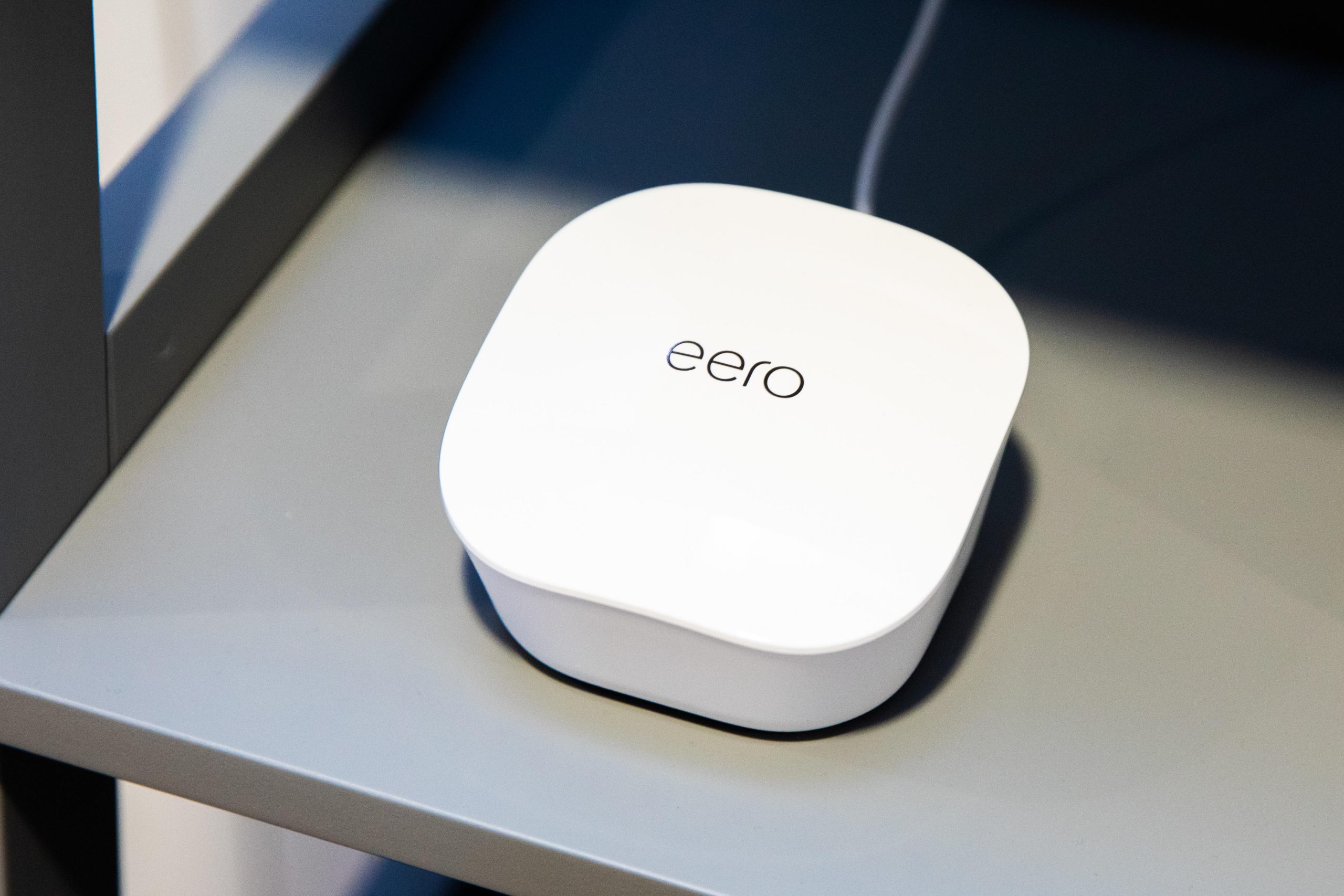جهاز توجيه Eero أبيض على طاولة معدنية