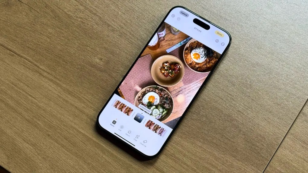 الرئيس التنفيذي لشركة Apple، تيم كوك، يتفقد iPhone 16 الجديد خلال حدث Apple الخاص في مقر Apple في ...
