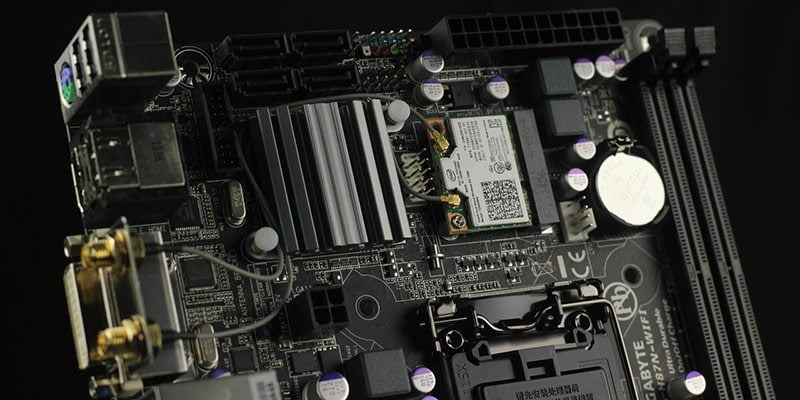 reset cmos motherboard hero DzTechs | كيفية إعادة تعيين CMOS الخاص بحاسوبك ولماذا قد تحتاج إلى فعل هذا؟