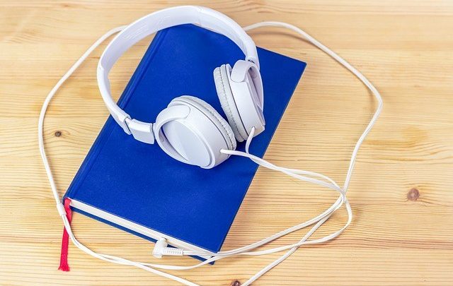 Audible vs. Play Store Audiobooks | أفضل الكتب المسموعة الغامضة لرحلات الطريق الطويلة