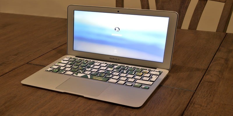 سُكب الماء على الـ Macbook الخاص بك؟ إليك كيفية إصلاح الـ Mac التالف بسبب المياه - Mac