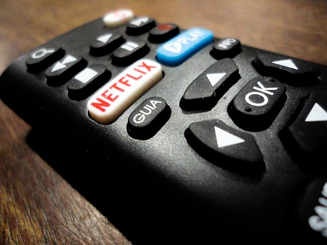كيفية مشاهدة Netflix على جهاز التلفزيون أيًا كان نوعه - 5 طرق - شروحات