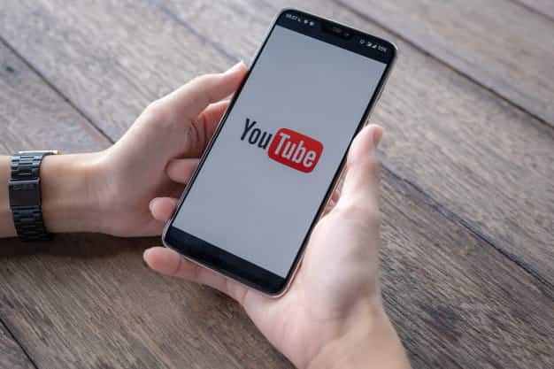 كيفية تنزيل مقاطع فيديو YouTube إلى معرض الكاميرا على iPhone - iOS