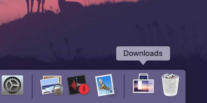 Mac Dock showing Downloads stack Cpp1zQfs DzTechs | هل "الإرسال السريع" (AirDrop) لا يعمل؟ يُمكنك إصلاحه بسرعة مع هذه النصائح
