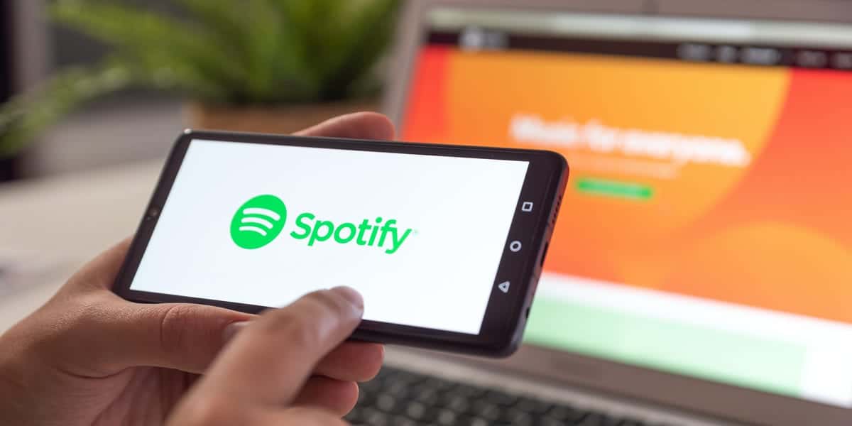 تطبيق Spotify يستمر في التوقف مؤقتًا؟ أفضل الطرق لإصلاحه - شروحات