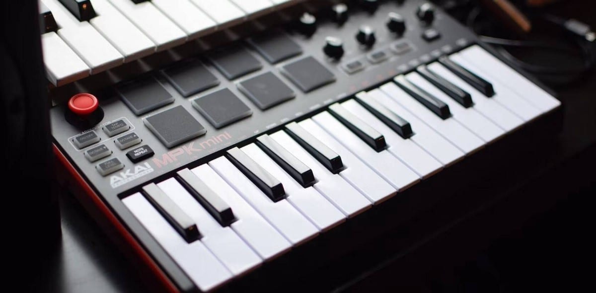 الأشياء التي يجب أن تعرفها عند شراء لوحة مفاتيح MIDI الили жеلى - شروحات