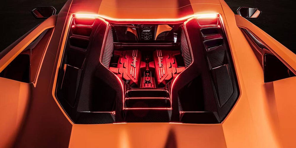 كيف تحتضن Lamborghini Revuelto المُستقبل مع احترام تُراثها - السيارات الكهربائية