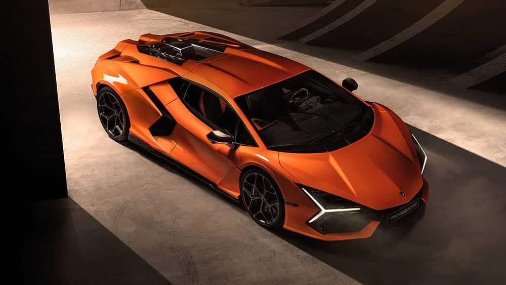 كيف تحتضن Lamborghini Revuelto المُستقبل مع احترام تُراثها - السيارات الكهربائية