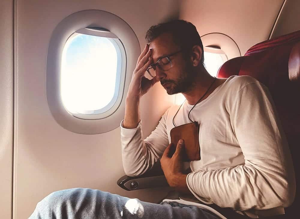 كيف تستخدم التكنولوجيا لتخفيف التوتر وزيادة الراحة أثناء السفر بالطائرة - شروحات