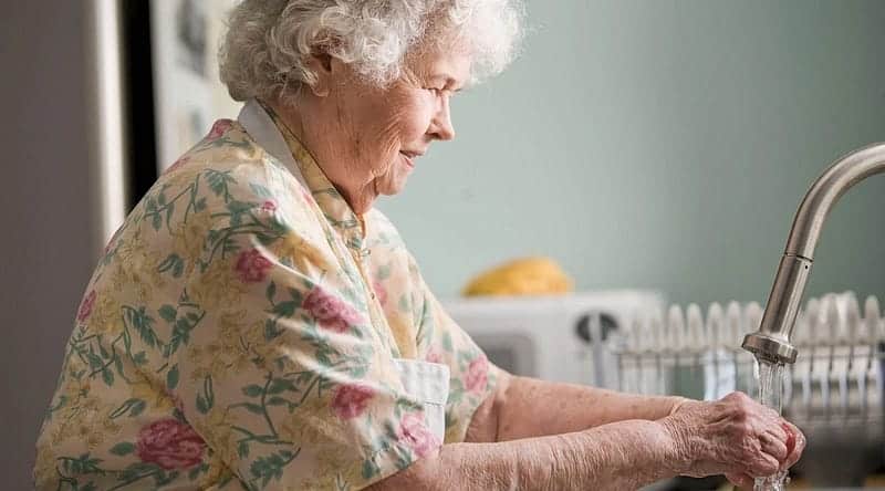 الطرق التي يُمكن أن تُساعد بها التكنولوجيا القابلة للارتداء على تحسين جودة حياة كبار السن - الصحة والعافية
