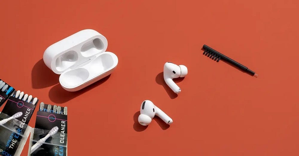 نصائح فعَّالة لتنظيف سماعات الأذن وأطراف الأذن بكفاءة وأمان - مقالات