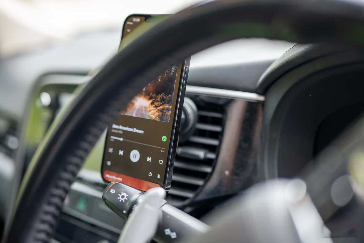 مُراجعة Pitaka MagEZ Car Mount Pro 2: ميزات NFC أنيقة وأداء رائع، ولكن هل يُبرر هذا السعر المُرتفع؟ - مراجعات