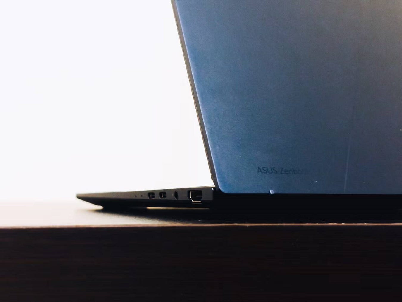 مُراجعة ASUS Zenbook 14 OLED (UX3405): أداء مُتميز وتصميم راقٍ يجعله بالقرب من الـ MacBook؟ - مراجعات