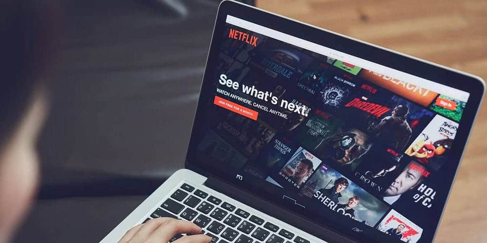 هل أوقفت Netflix مشاركة كلمة السر بين الأشخاص؟ - شروحات