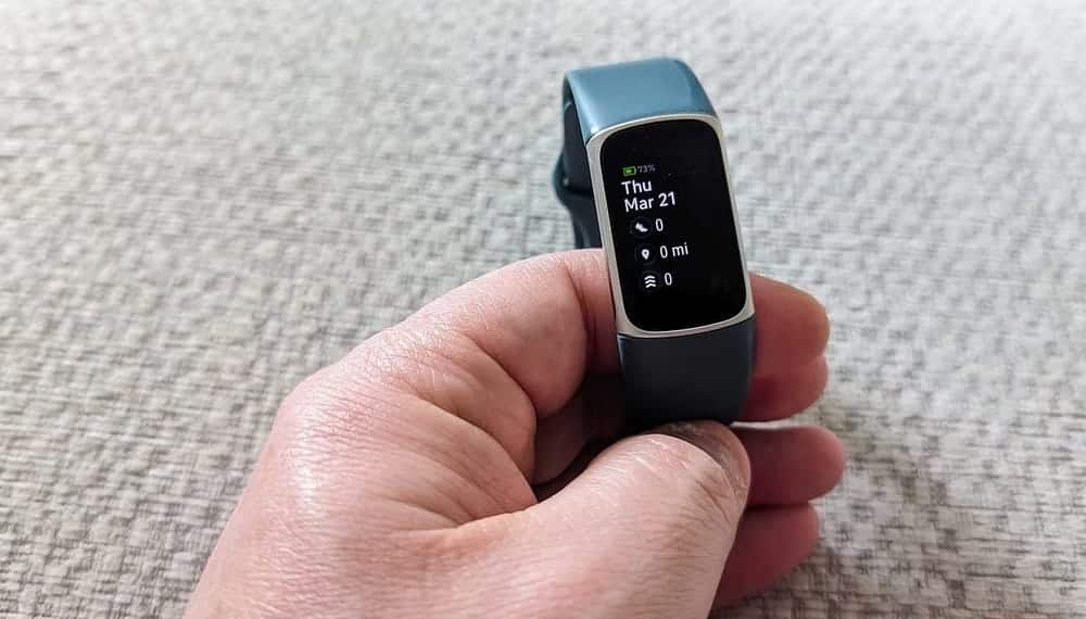 الطرق التي يُمكنك من خلالها مُساعدة جهازك من Fitbit على الاستمرار لفترة أطول - شروحات